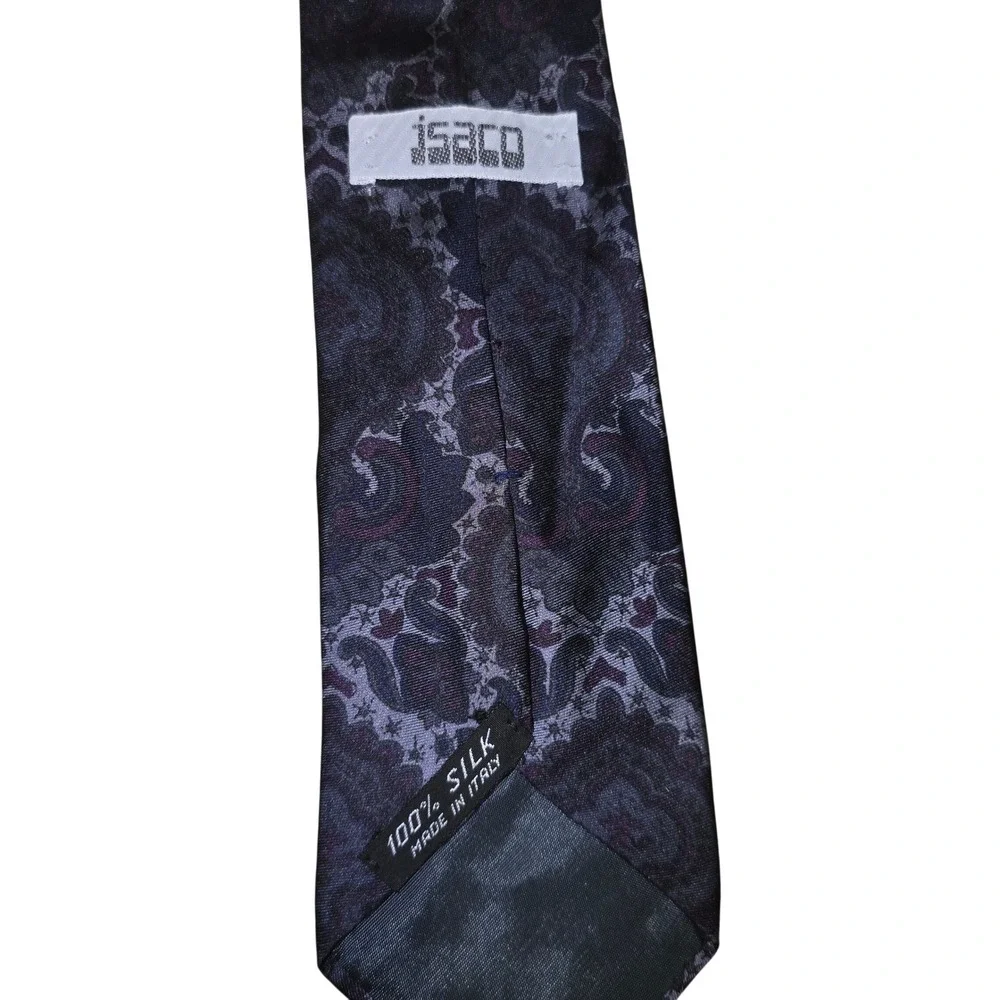 Isaco necktie provides